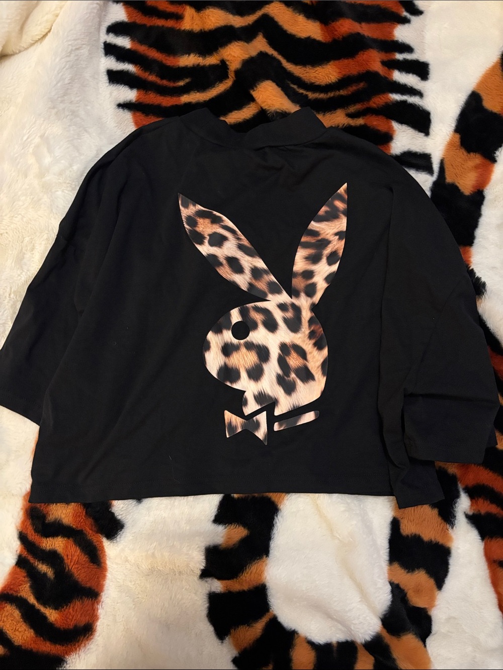 PLAYBOY Black Short-Sleeve Crop Top with Leopard Bunny Print